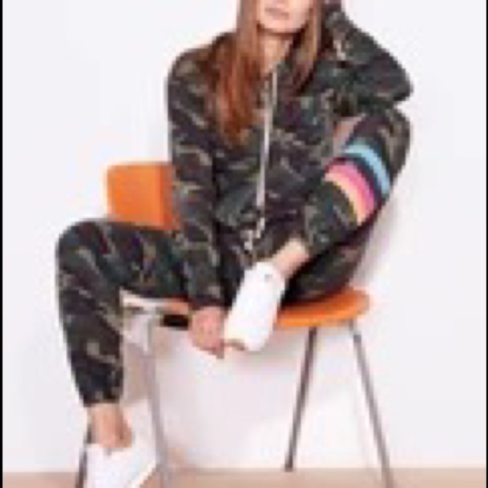 Sundry Camo mini heart hoodie size 1 small.